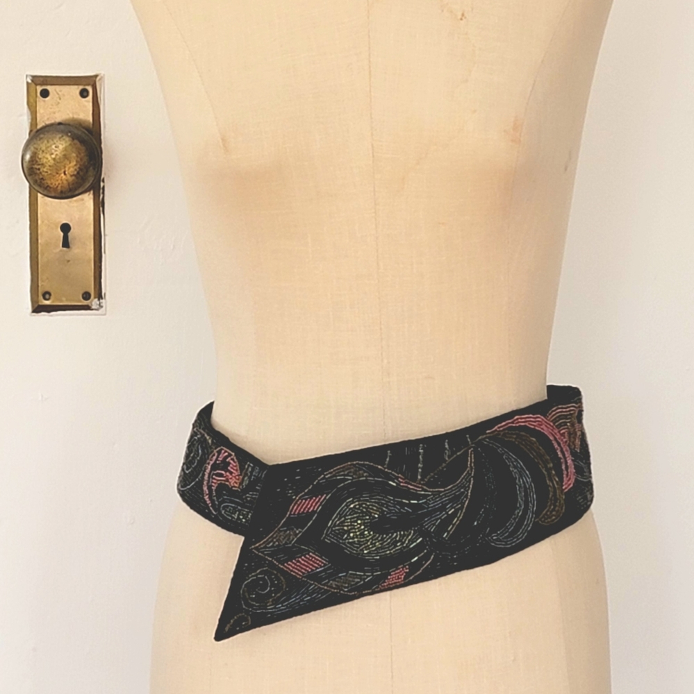 Vintage 1980s multicolor beaded belt. Excellent condition. Waist 26-30 inches.